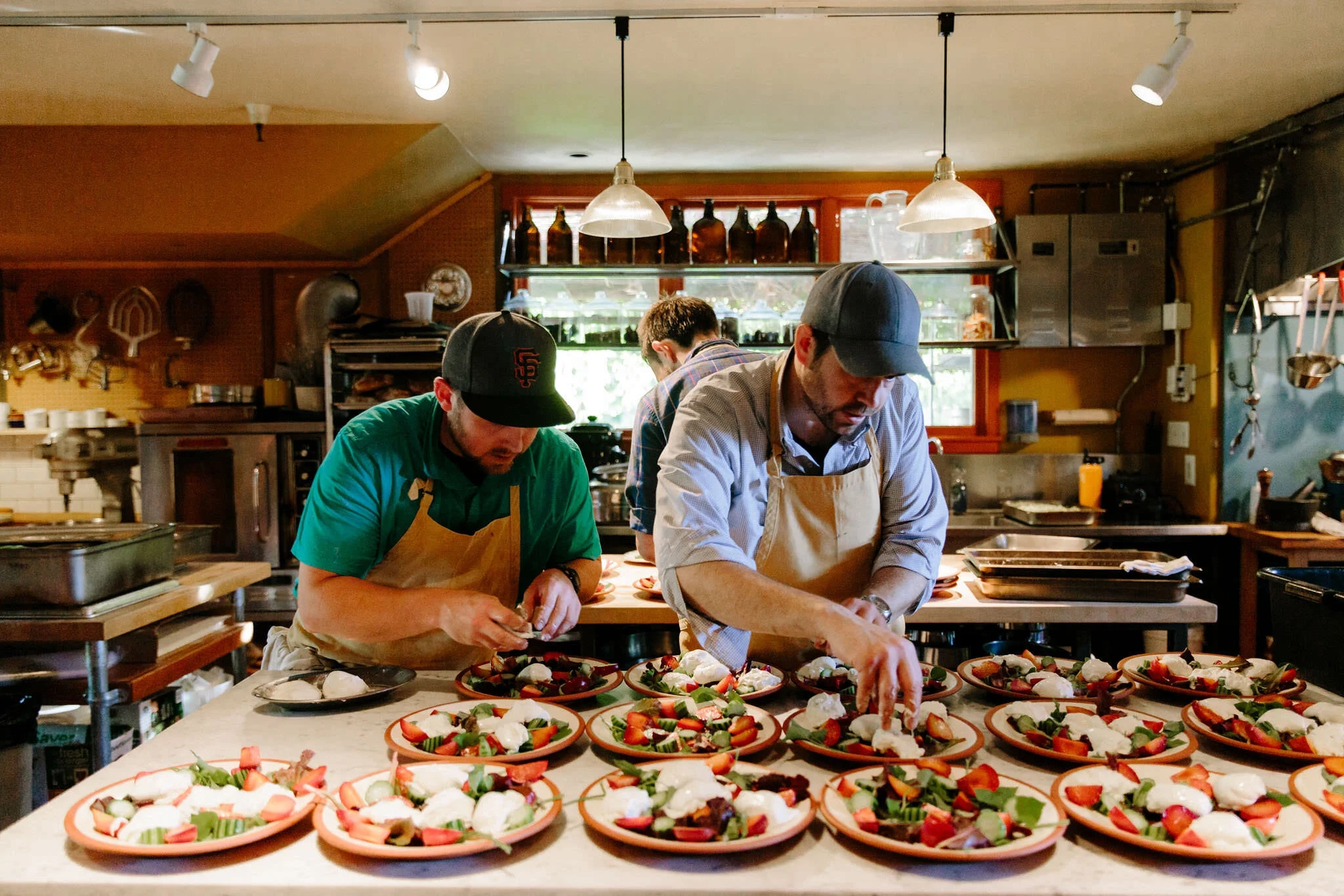 本子视频-最新资源更新，欢迎投稿|无限发射创始团队在专业厨房中工作